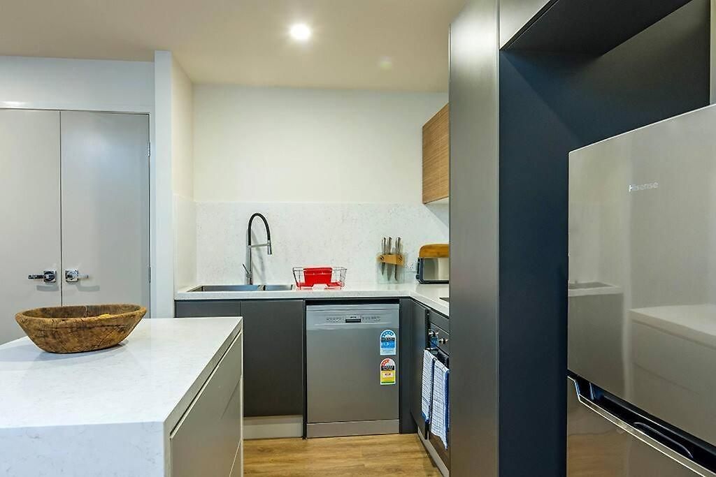 Slick 1 Bedroom + Carpark - Walk To