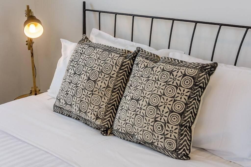 Slick 1 Bedroom + Carpark - Walk To *