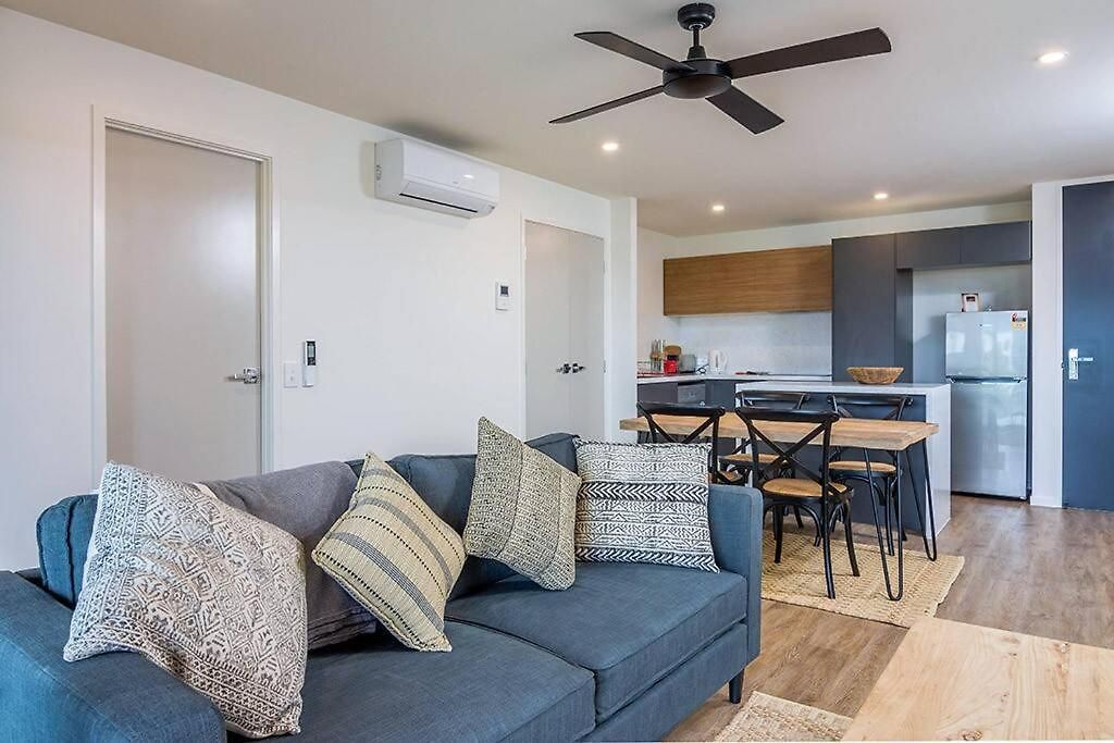 Slick 1 Bedroom + Carpark - Walk To * Brisbane