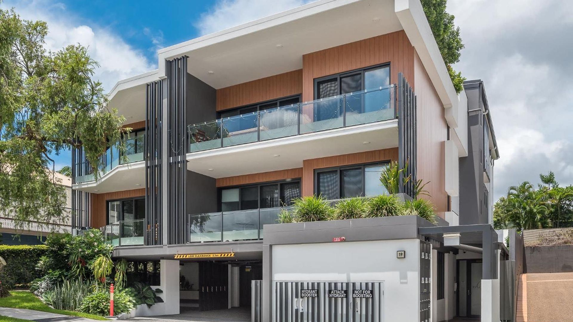 Creative East Escape Balcony & Parking Apartment