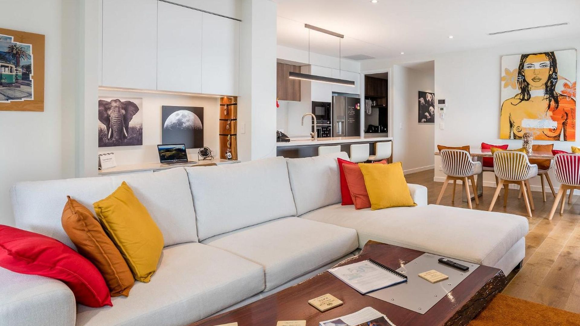 Creative East Escape Balcony & Parking Apartment Brisbane