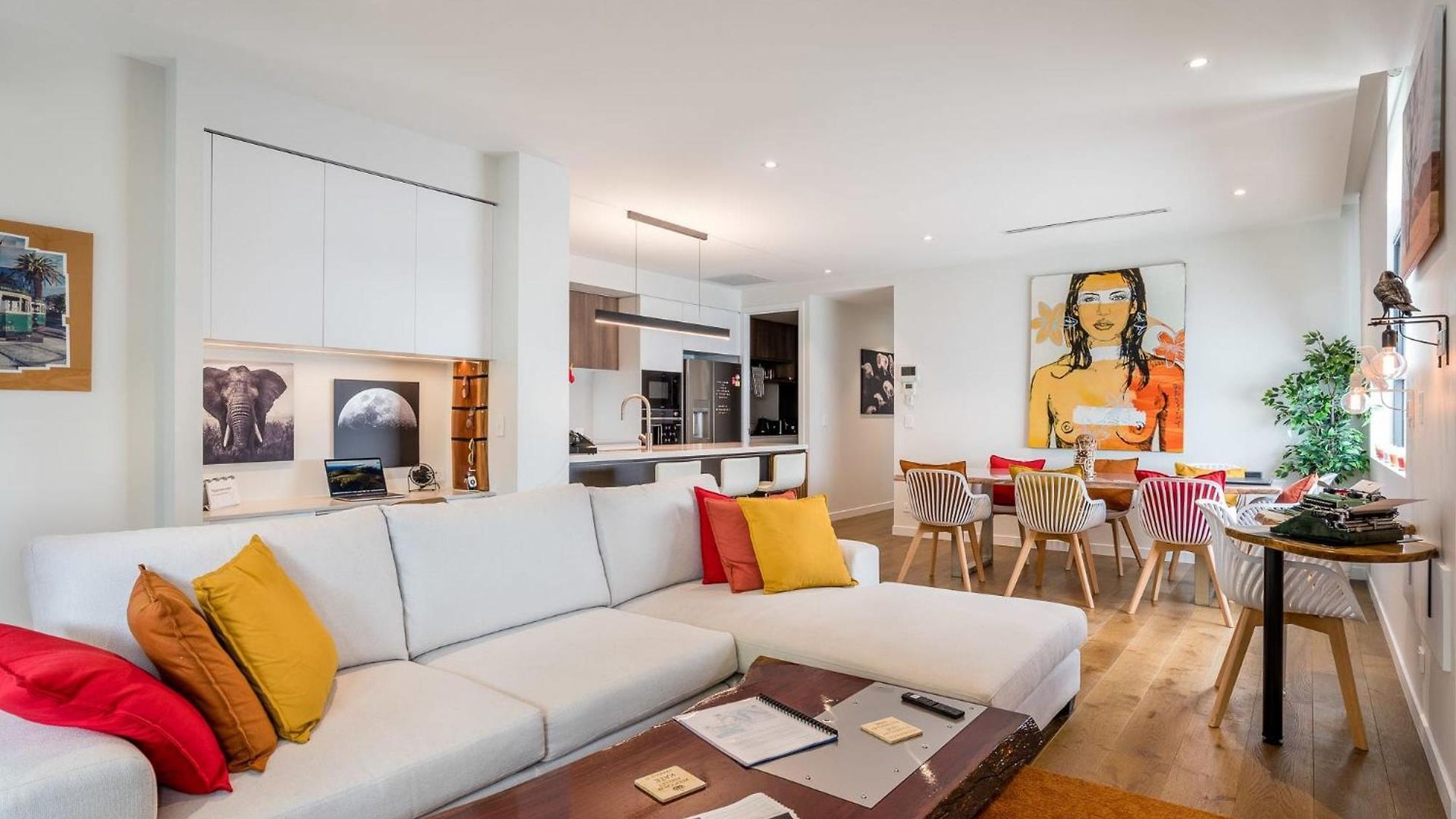 Creative East Escape Balcony & Parking Apartment Brisbane