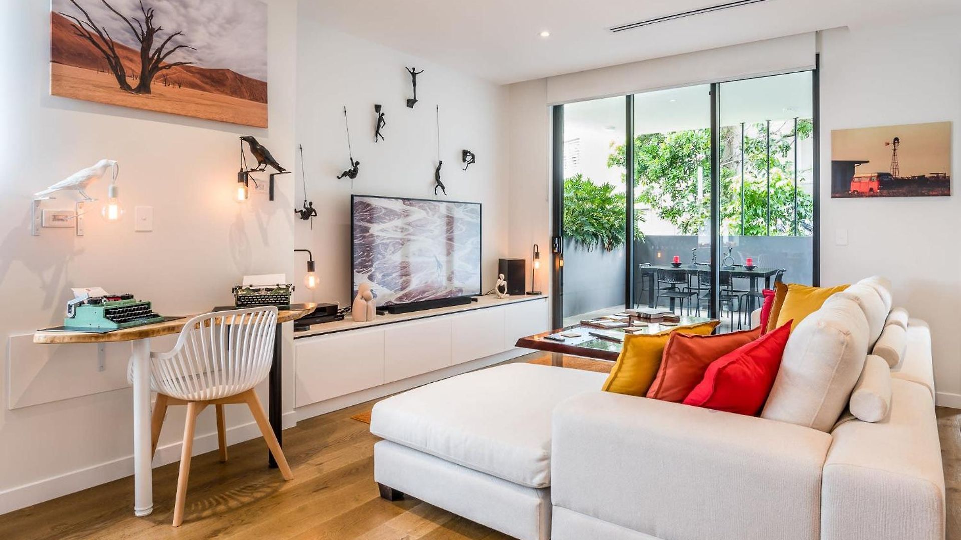 Creative East Escape Balcony & Parking Apartment