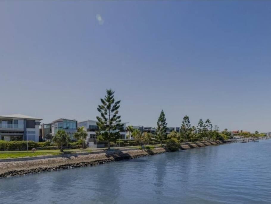 Prime Location: Just Steps Away From Oxford Street * Brisbane