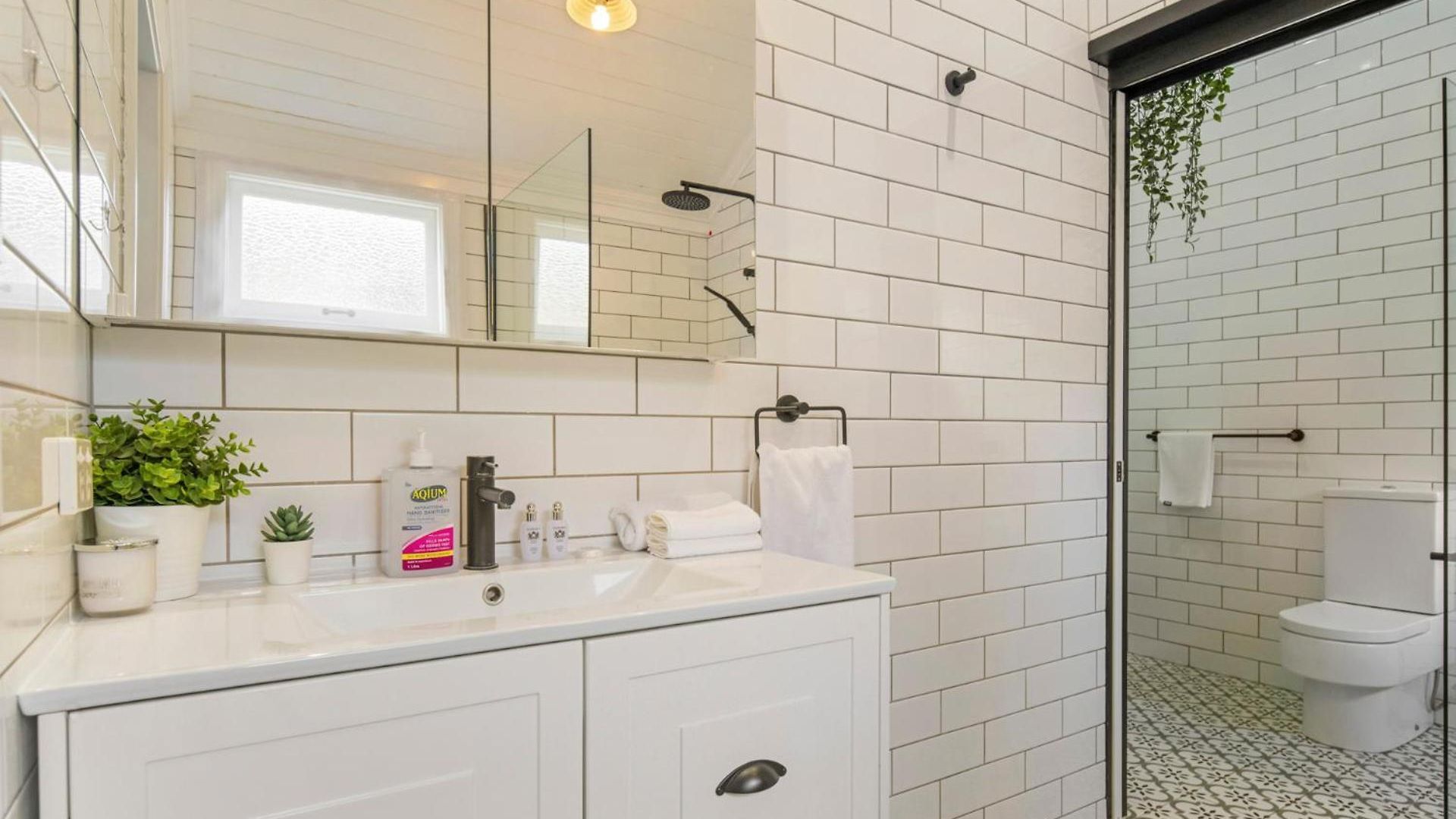 Holiday home 5br Queenslander - Walk To The Gabba - Sleeps 10 *