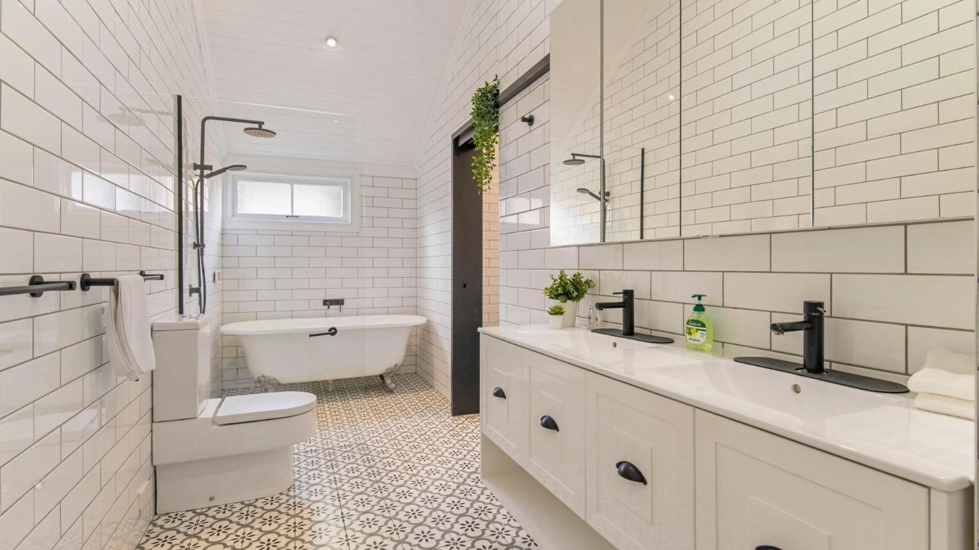 5br Queenslander - Walk To The Gabba - Sleeps 10 Holiday home Brisbane