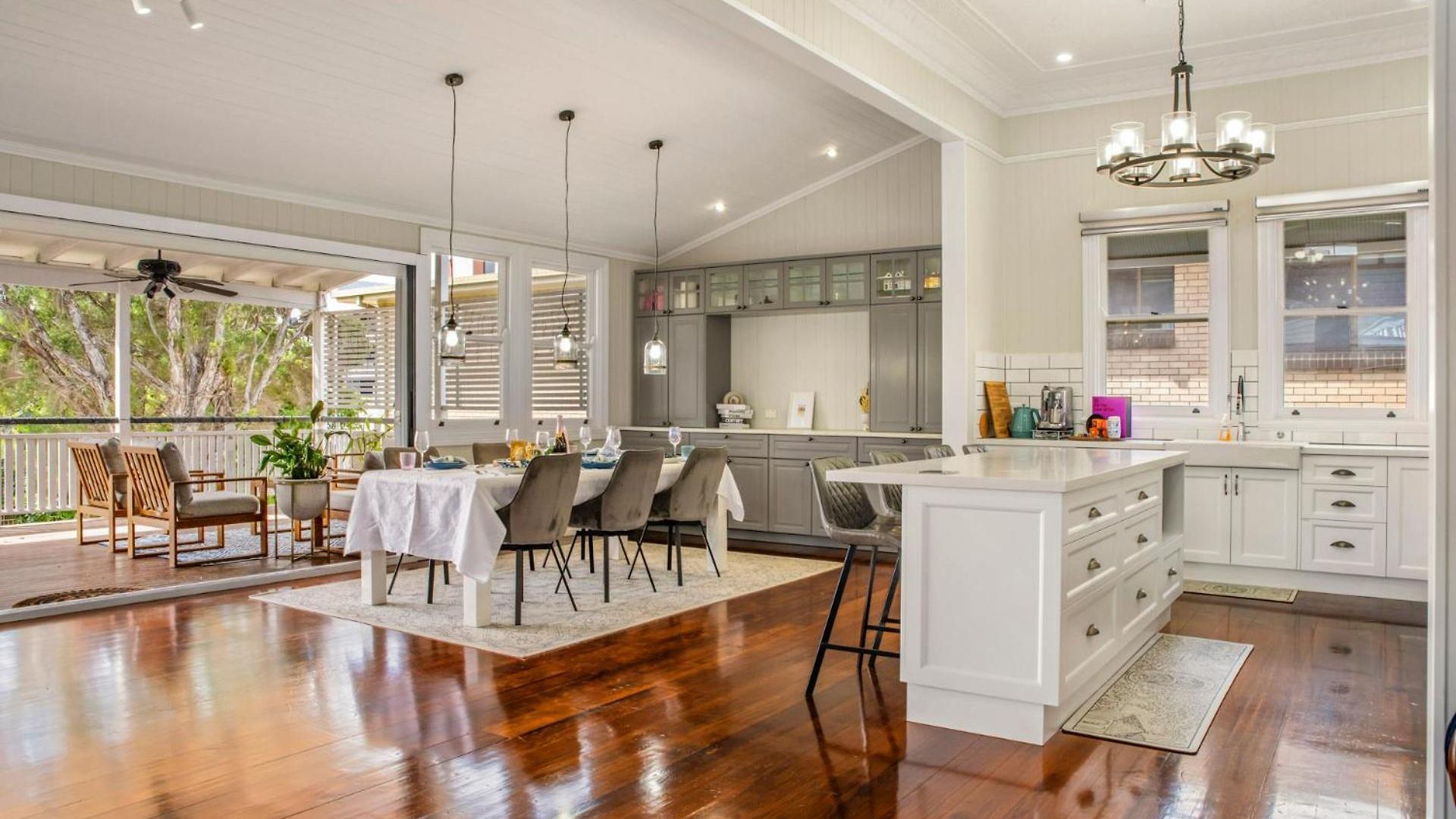 5br Queenslander - Walk To The Gabba - Sleeps 10 *