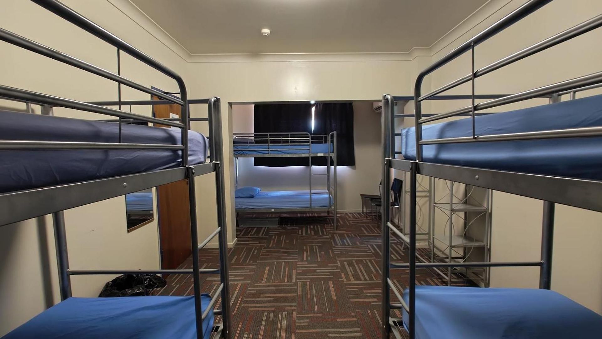 Backpackers Hq Hostel *