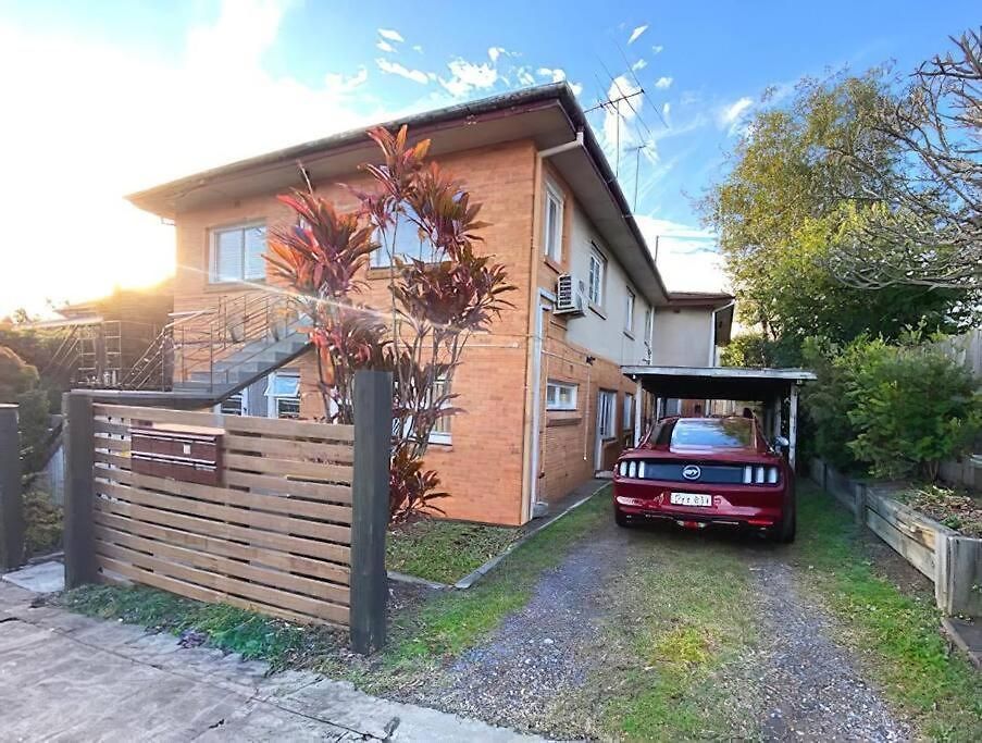 3 Bed Budget Gem With Parking Near Gabba *