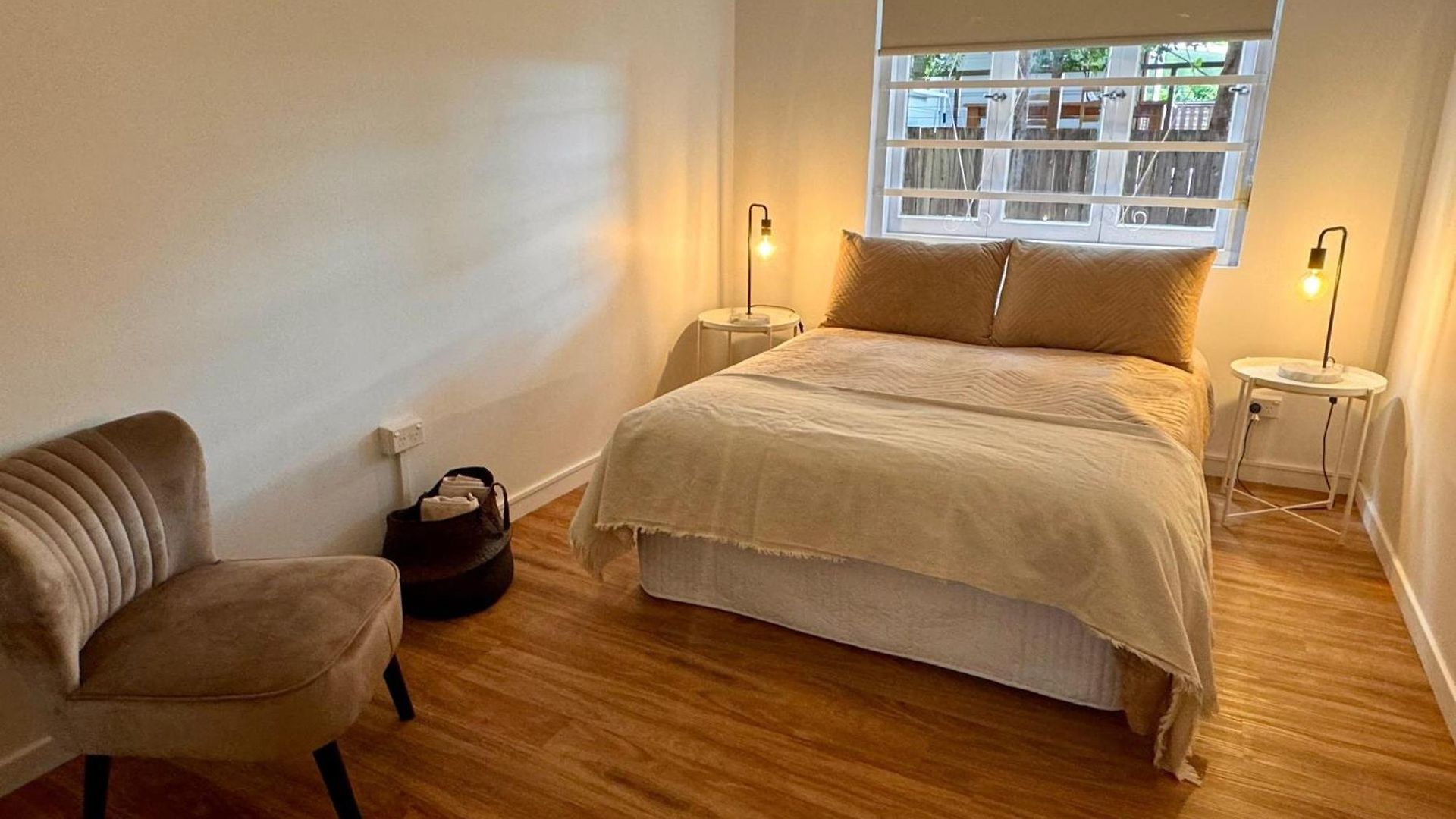 3 Bed Budget Gem With Parking Near Gabba Apartment