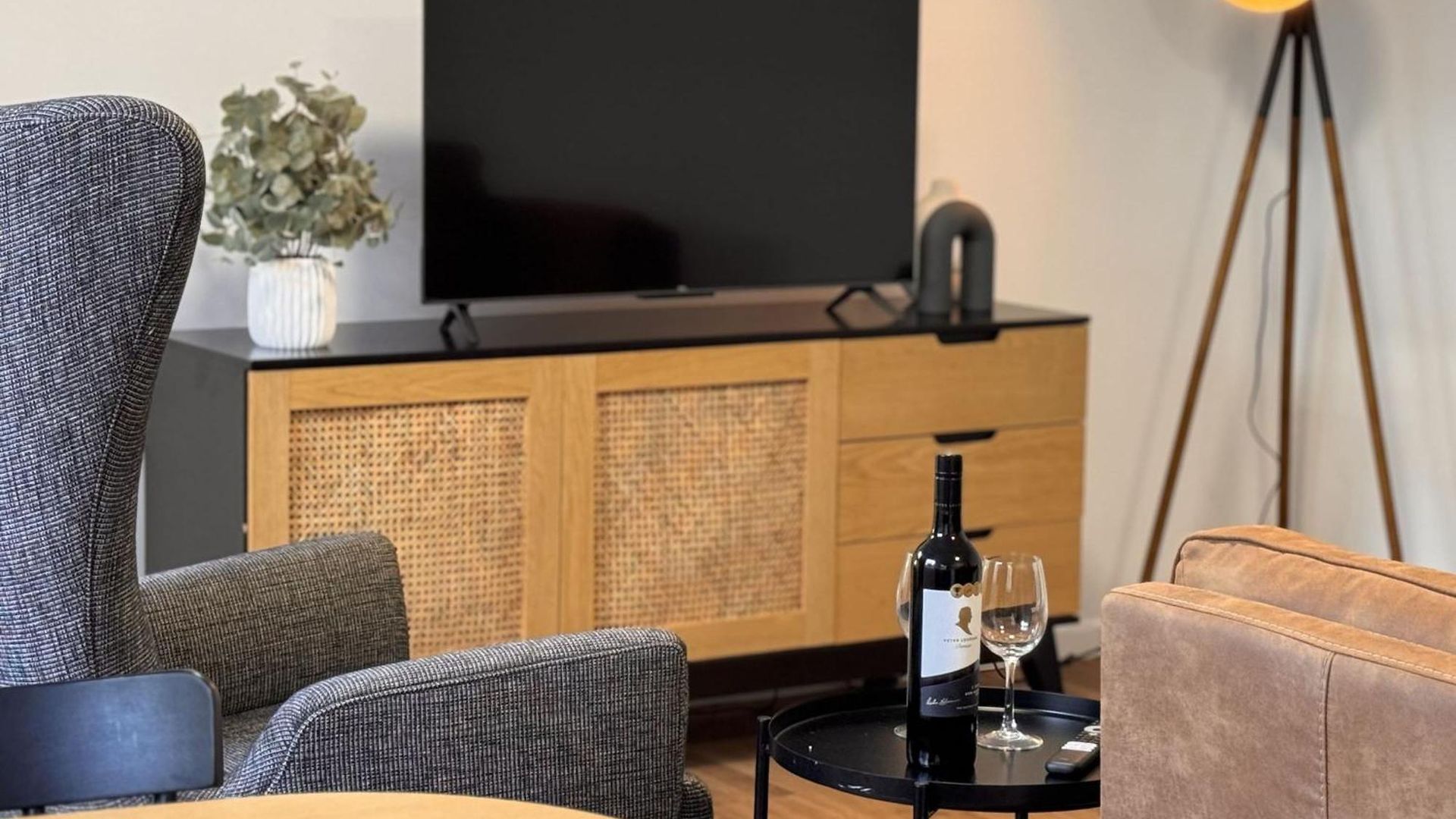 Apartment 3 Bed Budget Gem With Parking Near Gabba Brisbane
