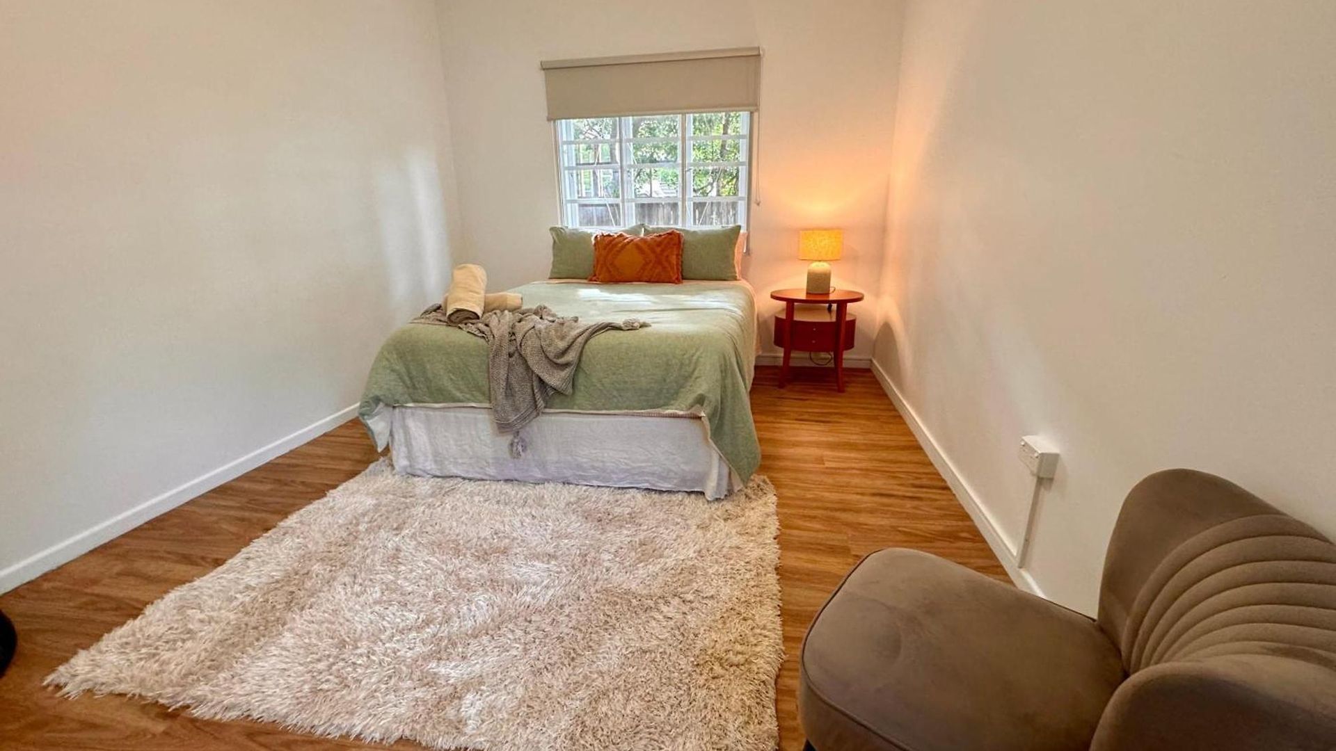 3 Bed Budget Gem With Parking Near Gabba Apartment