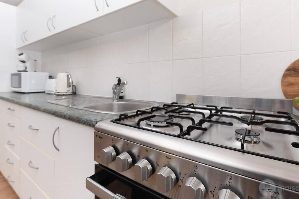 Apartment 3 Bed Budget Gem With Parking Near Gabba Brisbane