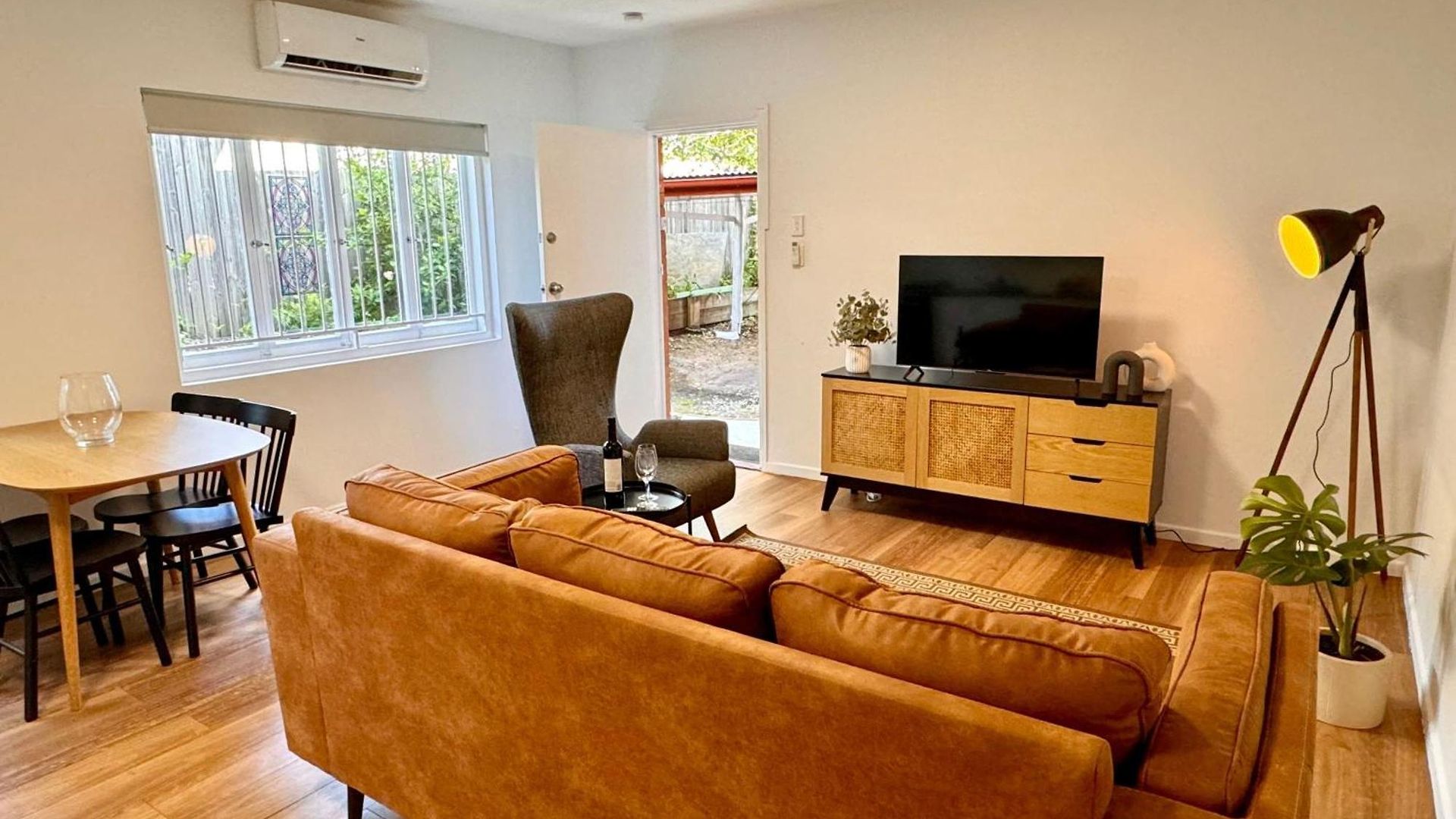 3 Bed Budget Gem With Parking Near Gabba Apartment