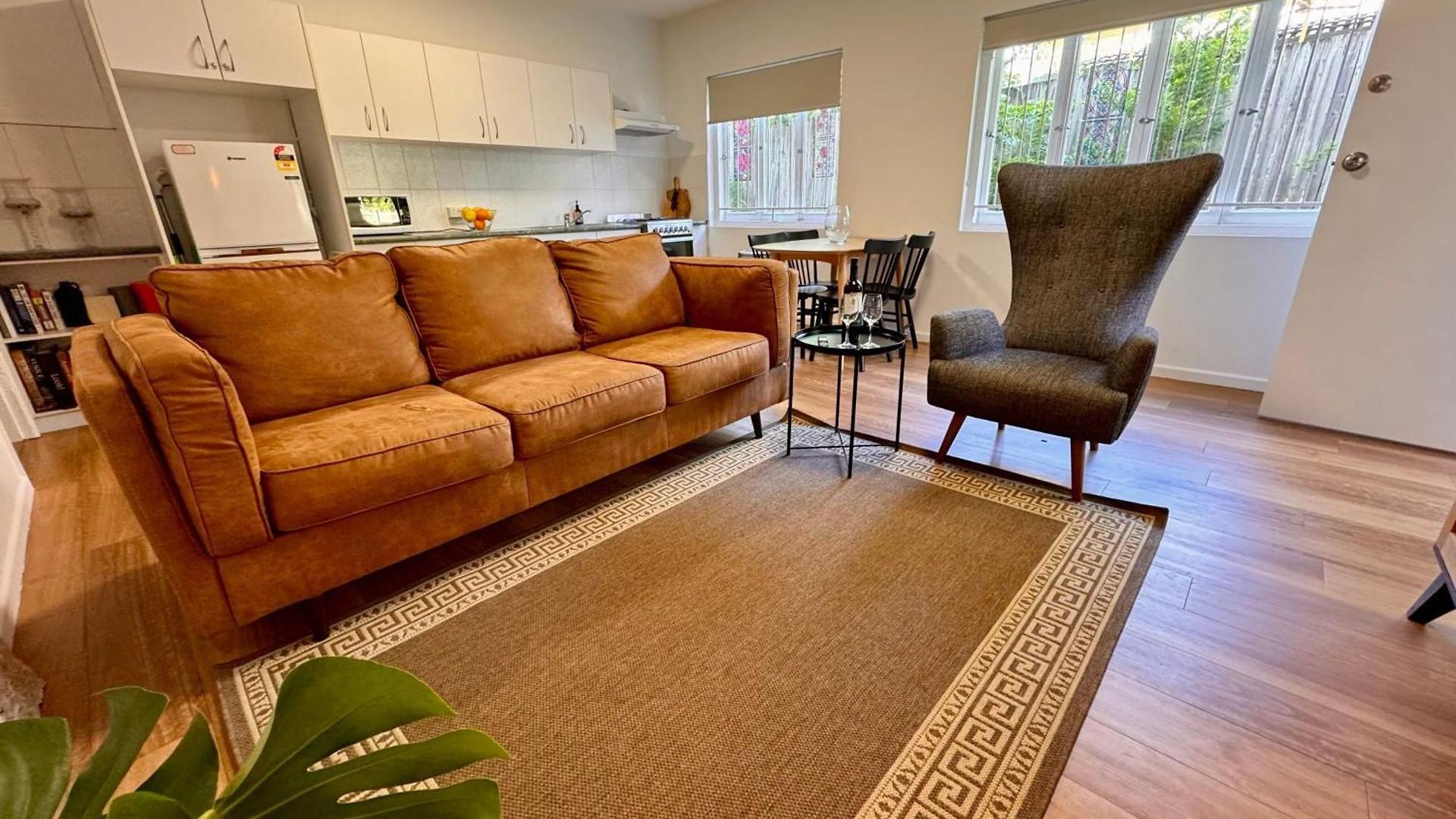 3 Bed Budget Gem With Parking Near Gabba