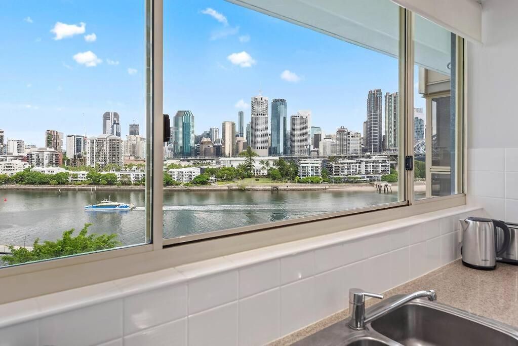 Apartment Stunning! Skyline City, Water + Story Bridge Views