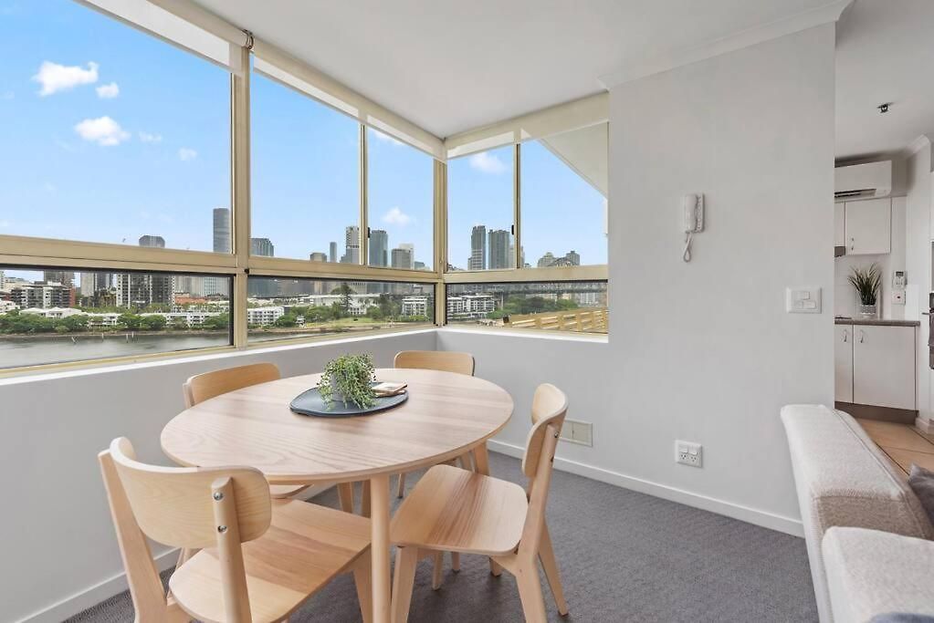 Apartment Stunning! Skyline City, Water + Story Bridge Views *