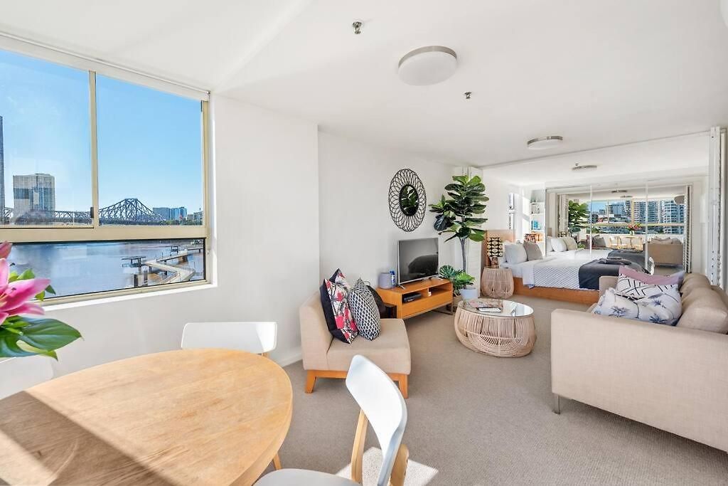 Fab! ~ Skyline City, Water + Story Bridge Views Apartment *