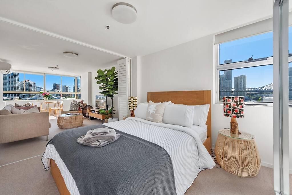 Fab! ~ Skyline City, Water + Story Bridge Views Apartment Brisbane