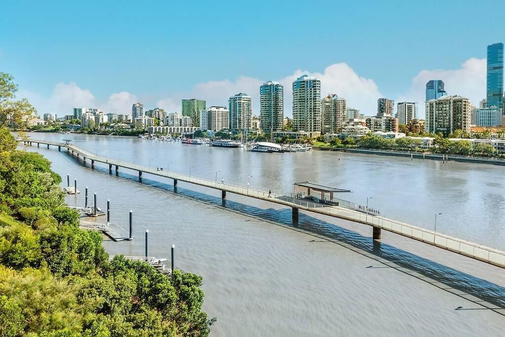 Fab! ~ Skyline City, Water + Story Bridge Views Apartment Brisbane