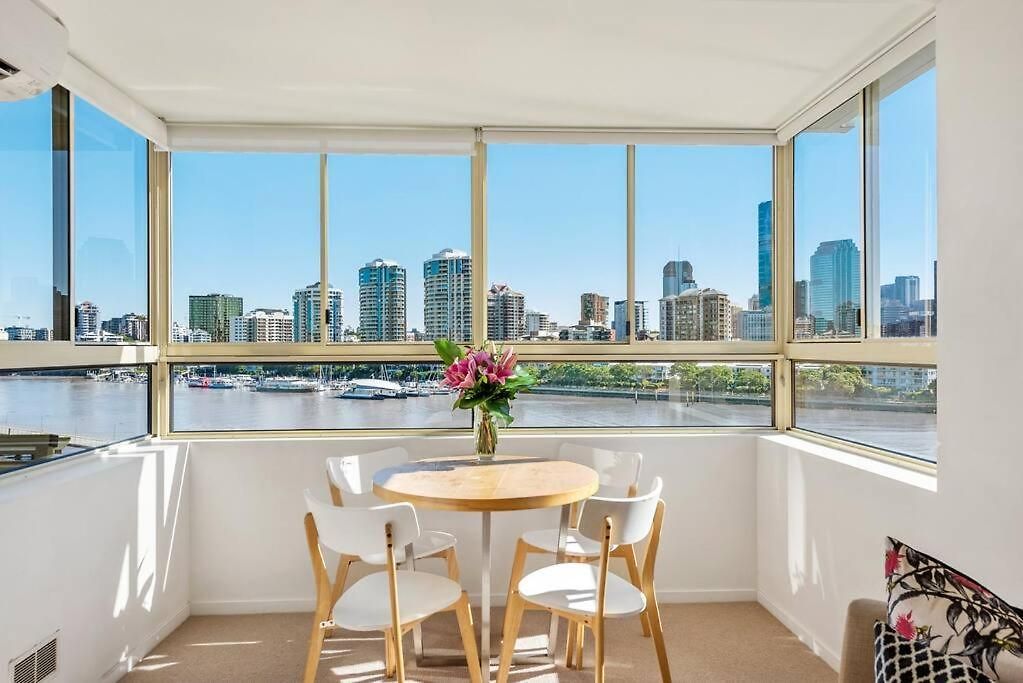 Fab! ~ Skyline City, Water + Story Bridge Views *