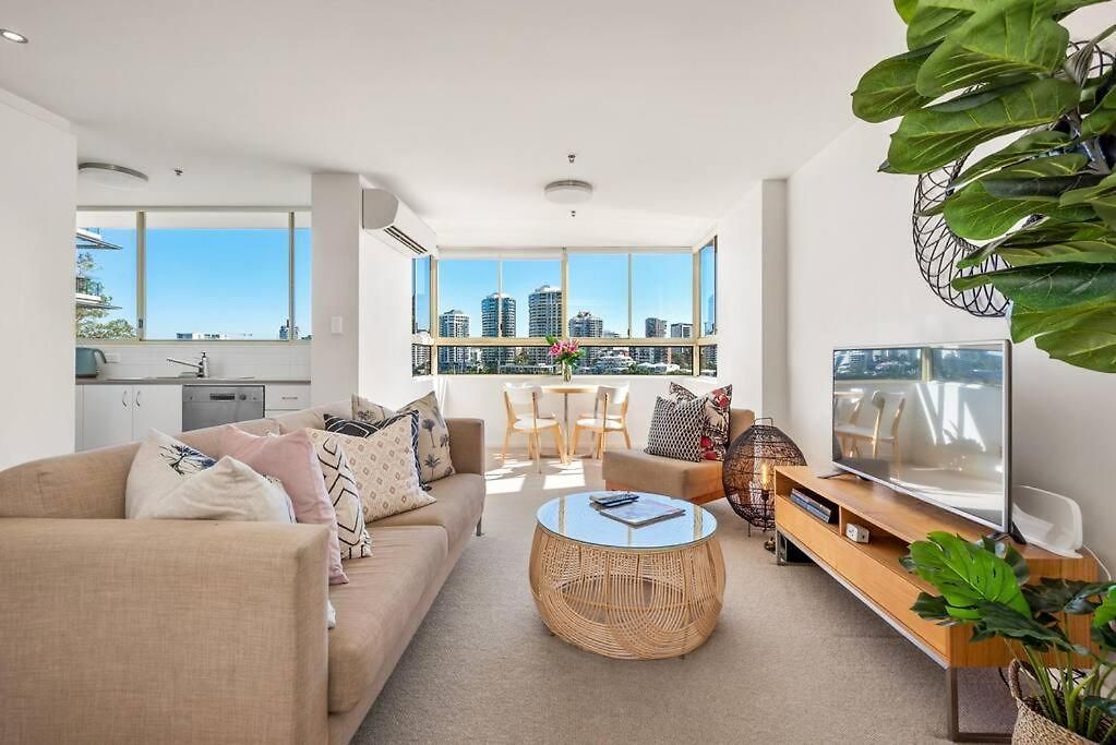 Fab! ~ Skyline City, Water + Story Bridge Views Apartment *