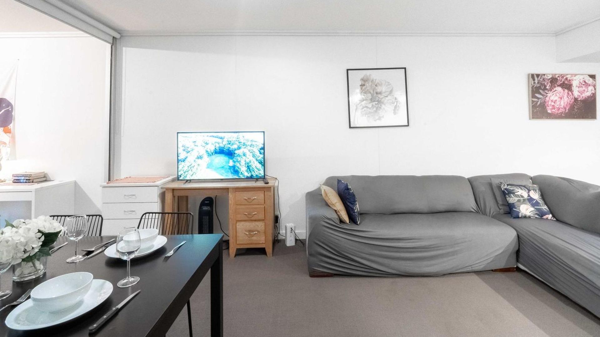 Prime Location - Cbd 1 Bed W Shared 25m Pool, Gym, Sundeck And A Bbq Area Apartment *