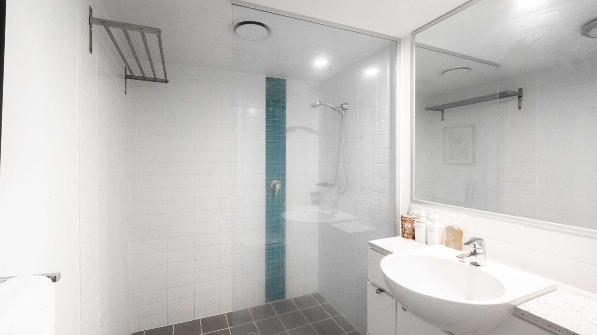 Prime Location - Cbd 1 Bed W Shared 25m Pool, Gym, Sundeck And A Bbq Area