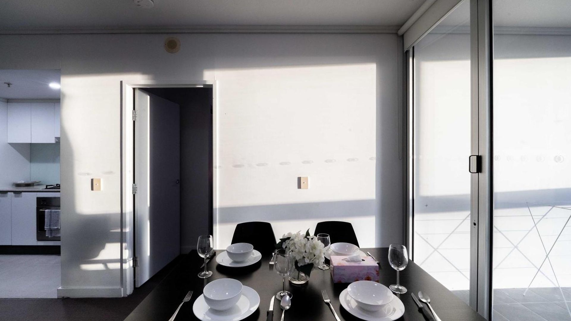 Prime Location - Cbd 1 Bed W Shared 25m Pool, Gym, Sundeck And A Bbq Area *