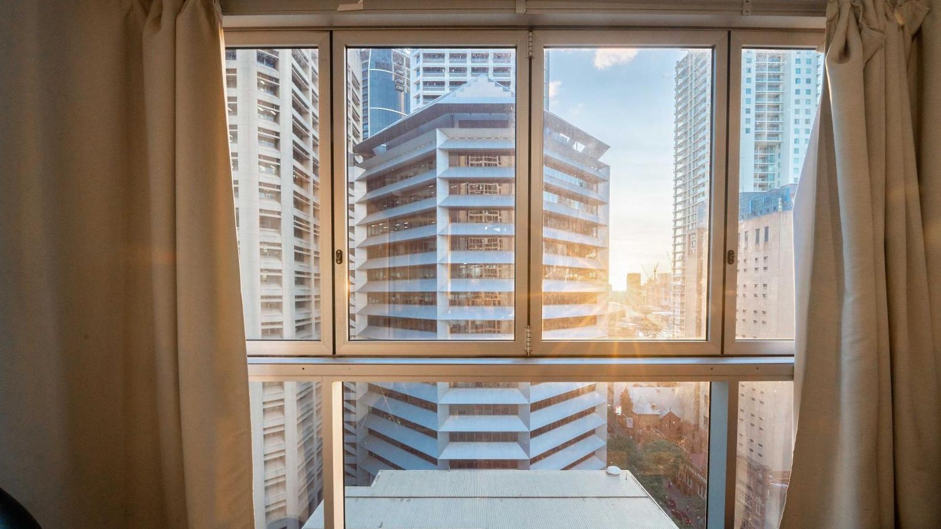 Prime Location - Cbd 1 Bed W Shared 25m Pool, Gym, Sundeck And A Bbq Area *