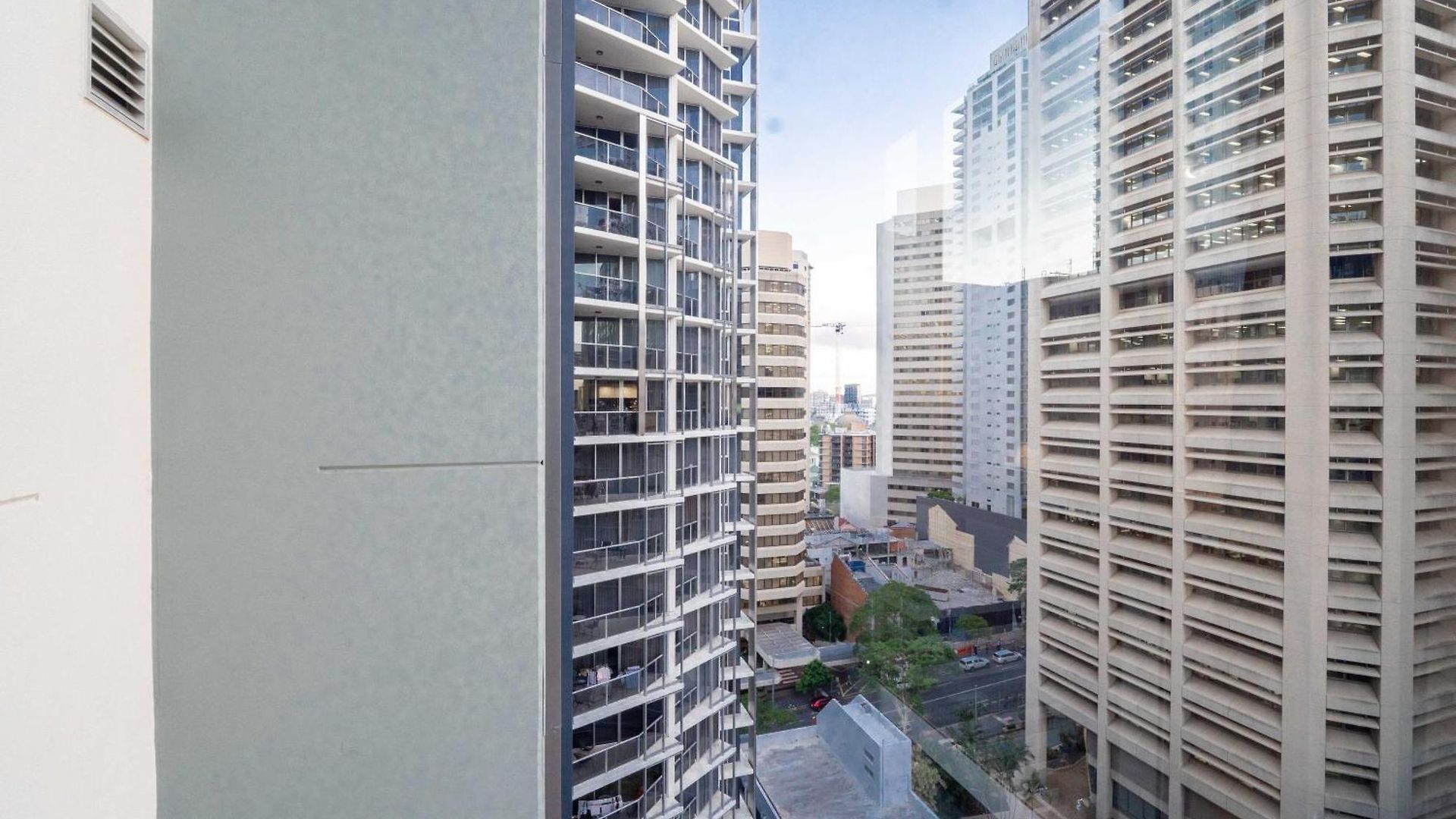 Prime Location - Cbd 1 Bed W Shared 25m Pool, Gym, Sundeck And A Bbq Area *
