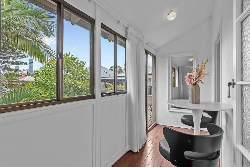 Abracadabra! ~ 1bed / 1bath / Balconies ~ New Farm *