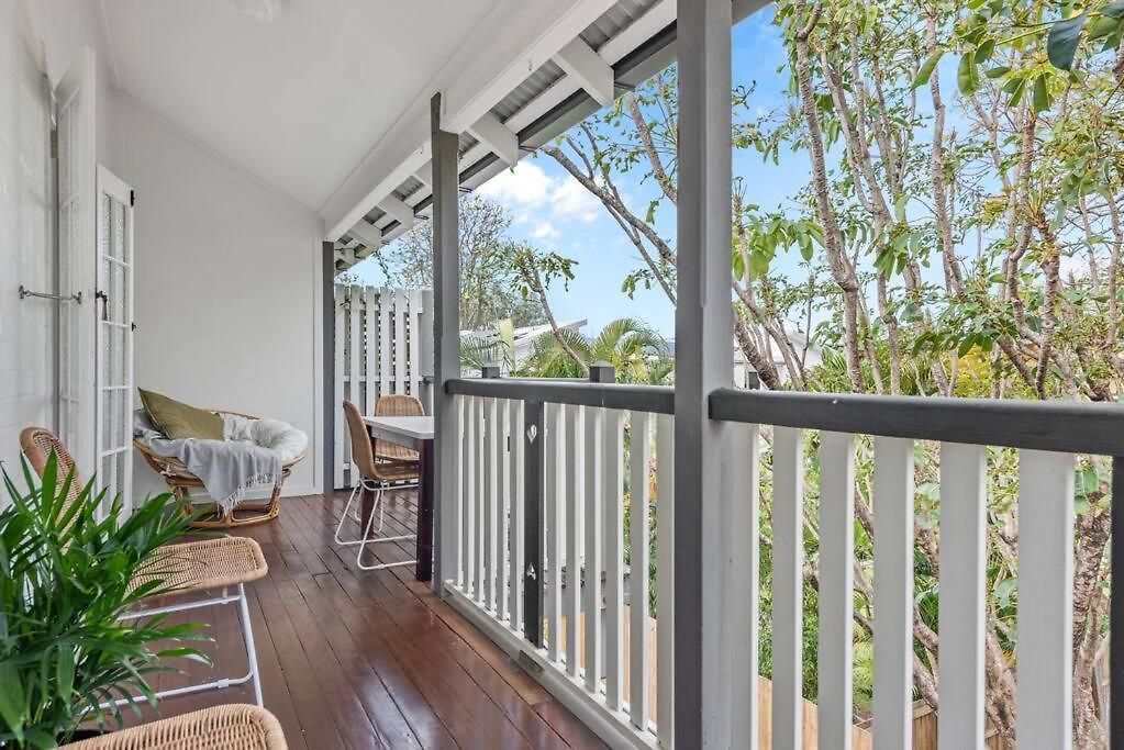 Abracadabra! ~ 1bed / 1bath / Balconies ~ New Farm Apartment *