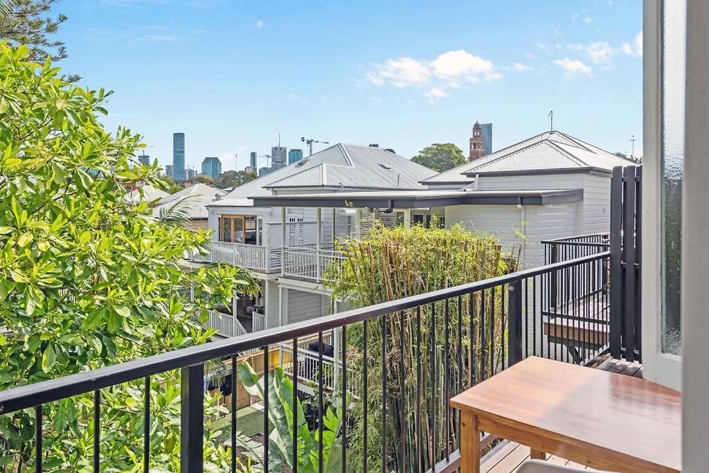 Abracadabra! ~ 1bed / 1bath / Balconies ~ New Farm *