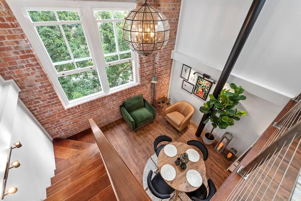Woolstore Elegance ~ 2bed/2bath/1car ~ Teneriffe Apartment