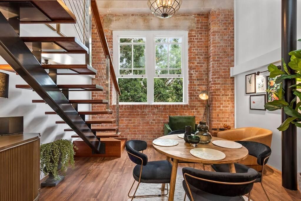 Woolstore Elegance ~ 2bed/2bath/1car ~ Teneriffe Apartment