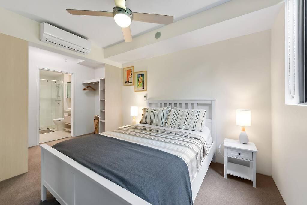 Tropical ~ 2 Bed/2 Bath/1 Car ~ West End * Brisbane