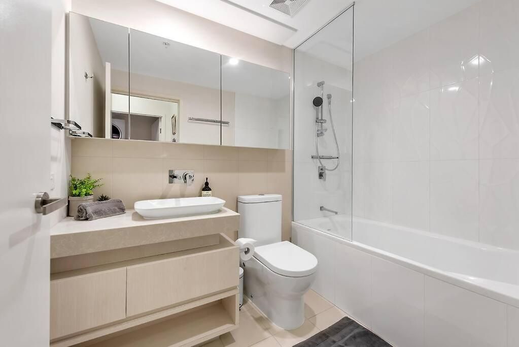 Tropical ~ 2 Bed/2 Bath/1 Car ~ West End Brisbane