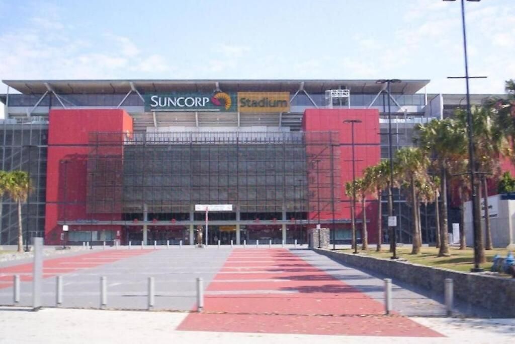 Tropical ~ 2 Bed/2 Bath/1 Car ~ West End * Brisbane