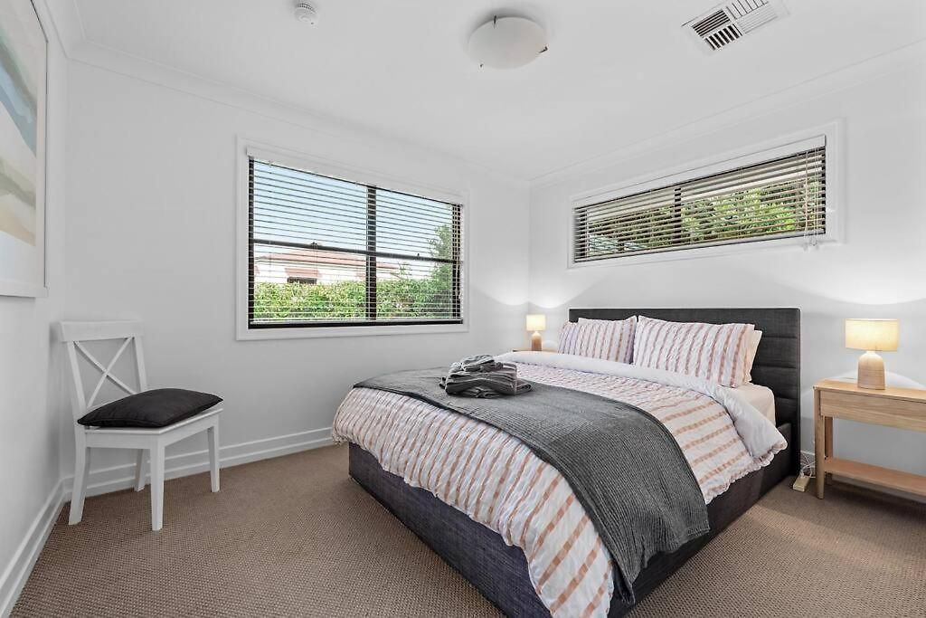 Noble House ~ Fully Self-contained Guest - 2 Bed/1bath/1car~parklands + Transport Apartment *