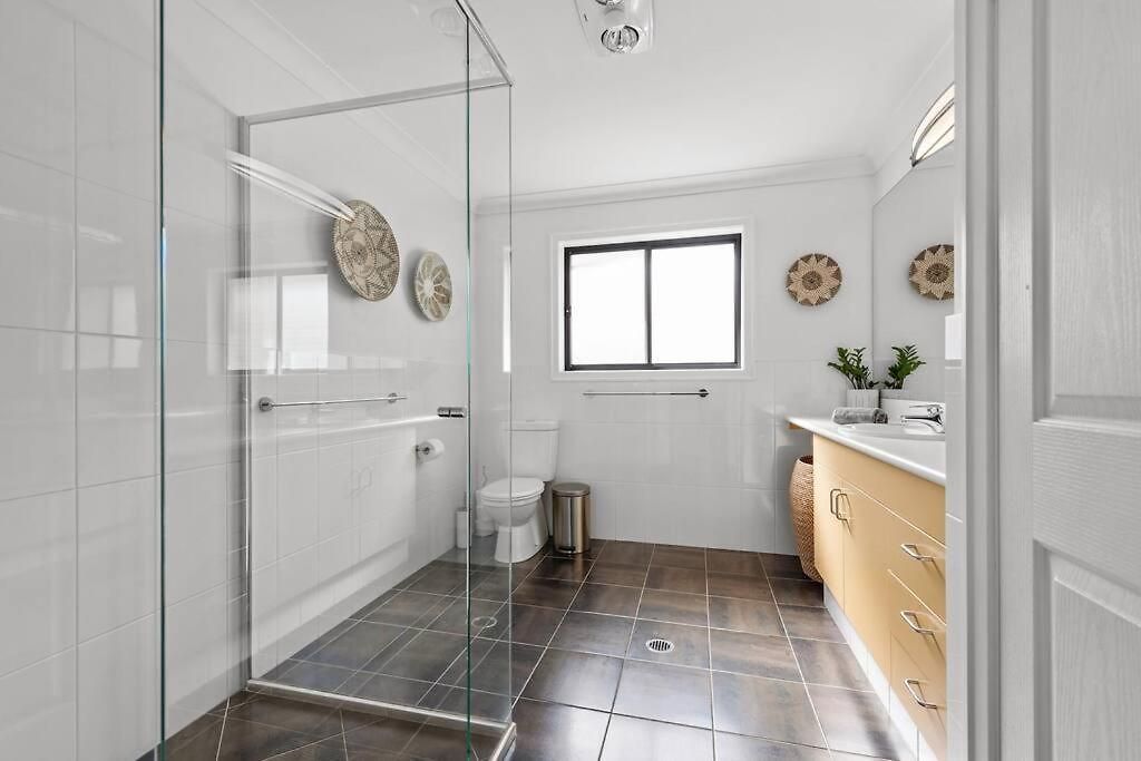Noble House ~ Fully Self-contained Guest - 2 Bed/1bath/1car~parklands + Transport
