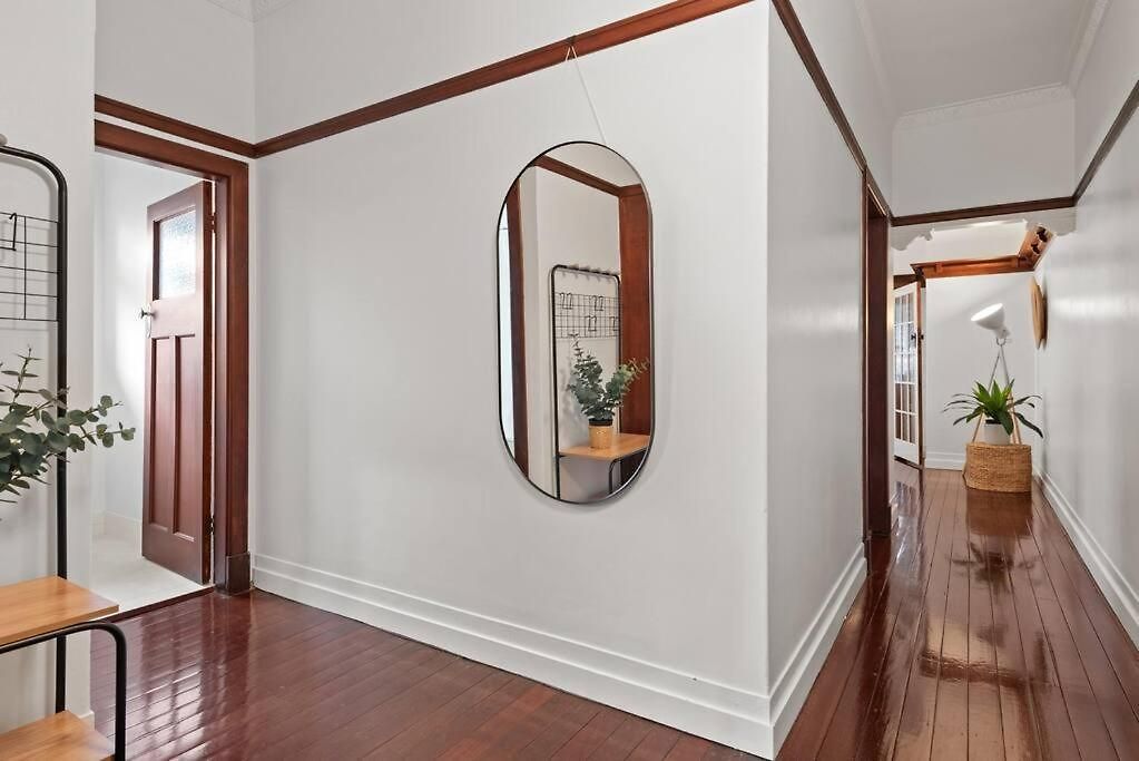 Art Deco In Ascot! ~ 2 Bed / 1 Bath / 1 Car *