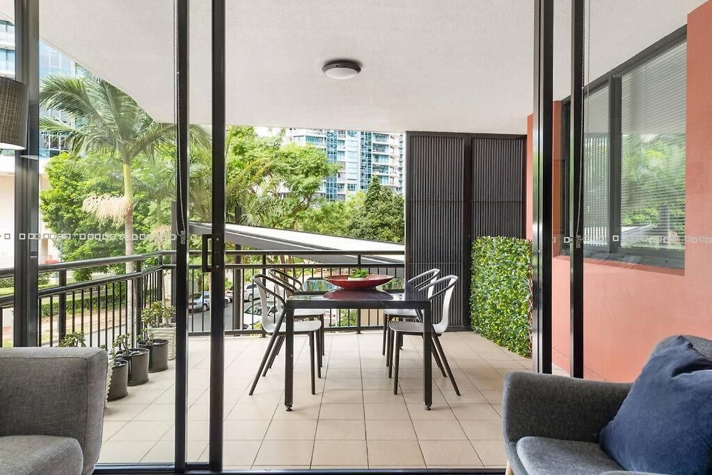 Apartment Living - 10mins Cbd - 2bed / 2bath / 1car Brisbane