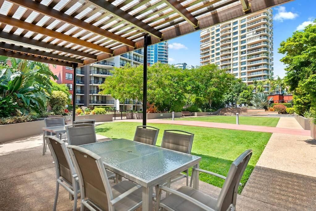 Apartment Living - 10mins Cbd - 2bed / 2bath / 1car