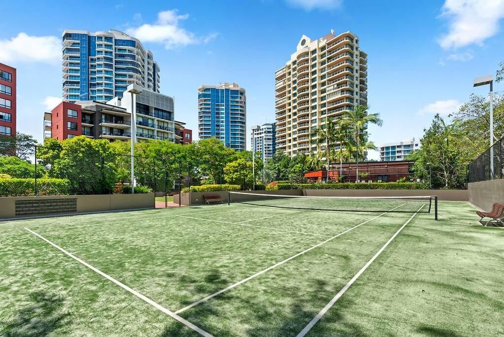 Apartment Living - 10mins Cbd - 2bed / 2bath / 1car
