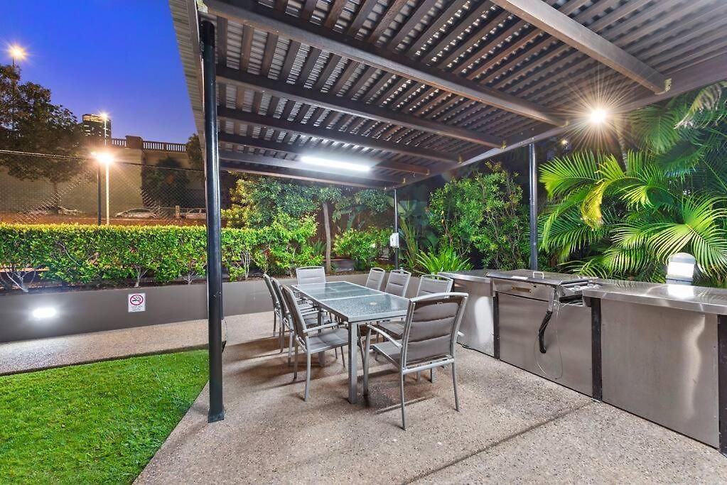 Apartment Living - 10mins Cbd - 2bed / 2bath / 1car