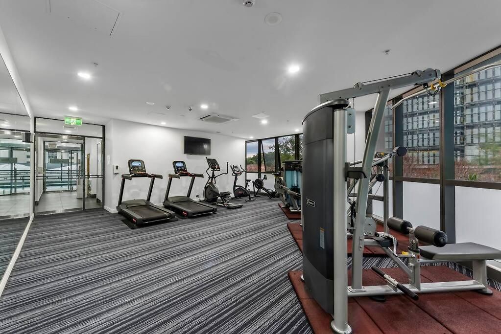Skyhigh Executive! ~ 2bed/2bath/1car/views ~ Cbd