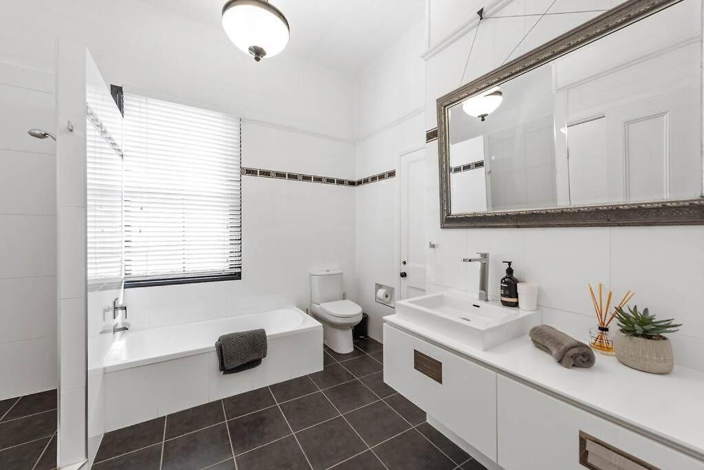 Contemporary Character! 3bed/1.5bath/1car~new Farm *