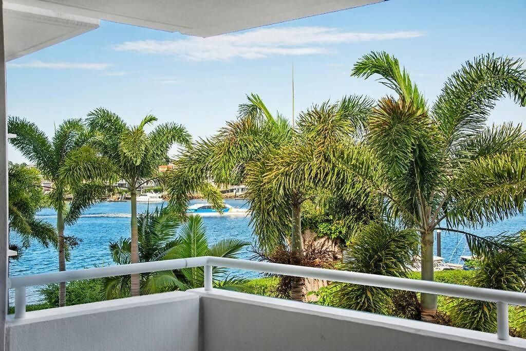 New Farm Water Views! 2bed/2bath/1car *