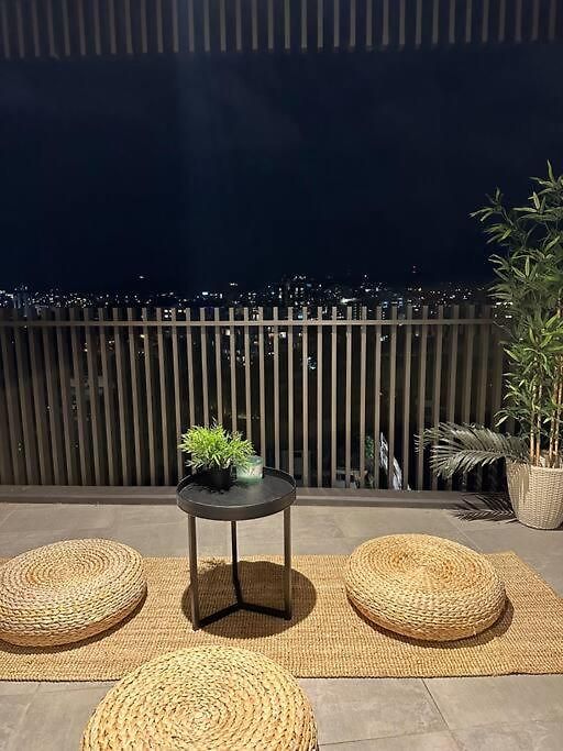 Location! Boutique 2br With Pool & Bbq Near South Bank And Apartment
